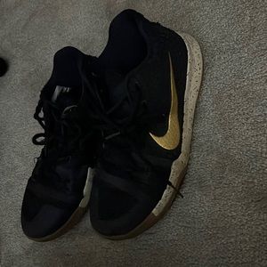 2017
Kyrie 3 'Obsidian' size 6 basketball sneakers